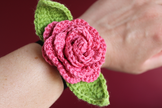 DIY-Basteltipp für ein gehäkeltes Rosen-Armband von Ars Vera