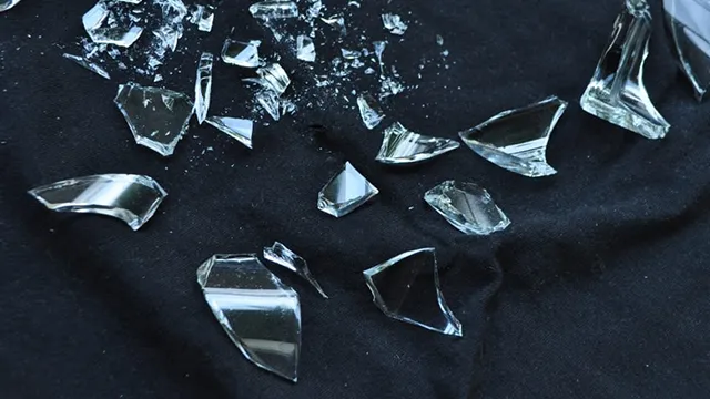 كيفية جمع شظايا الزجاج المكسور بأمان؟