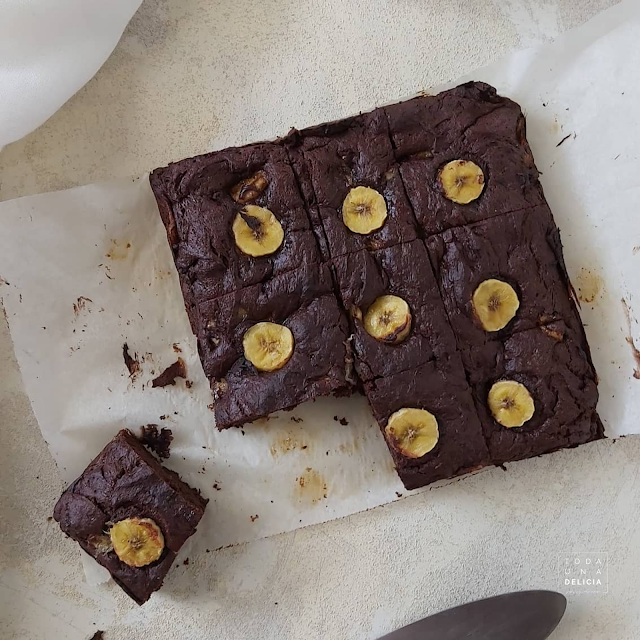 BROWNEI DE CHOCOLATE Y PLÁTANO SIN GLUTEN SIN LACTOSA Y SIN AZÚCAR