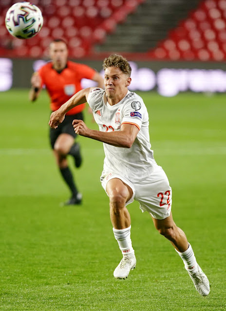 Marcos Llorente jugó de lateral derecho. SELECCIÓN DE ESPAÑA 1 SELECCIÓN DE GRECIA 1. 25/03/2021. Copa Mundial de Fútbol Qatar 2022, fase de clasificación, Grupo B de Europa, jornada 1. Granada, España, estadio Nuevo Los Cármenes. GOLES: 1-0: 33’, Morata . 1-2: 56’, Bakasetas, de penalti.