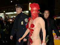 Lady Gaga kırmızı güller için de transparan şeffaf tulum ile!