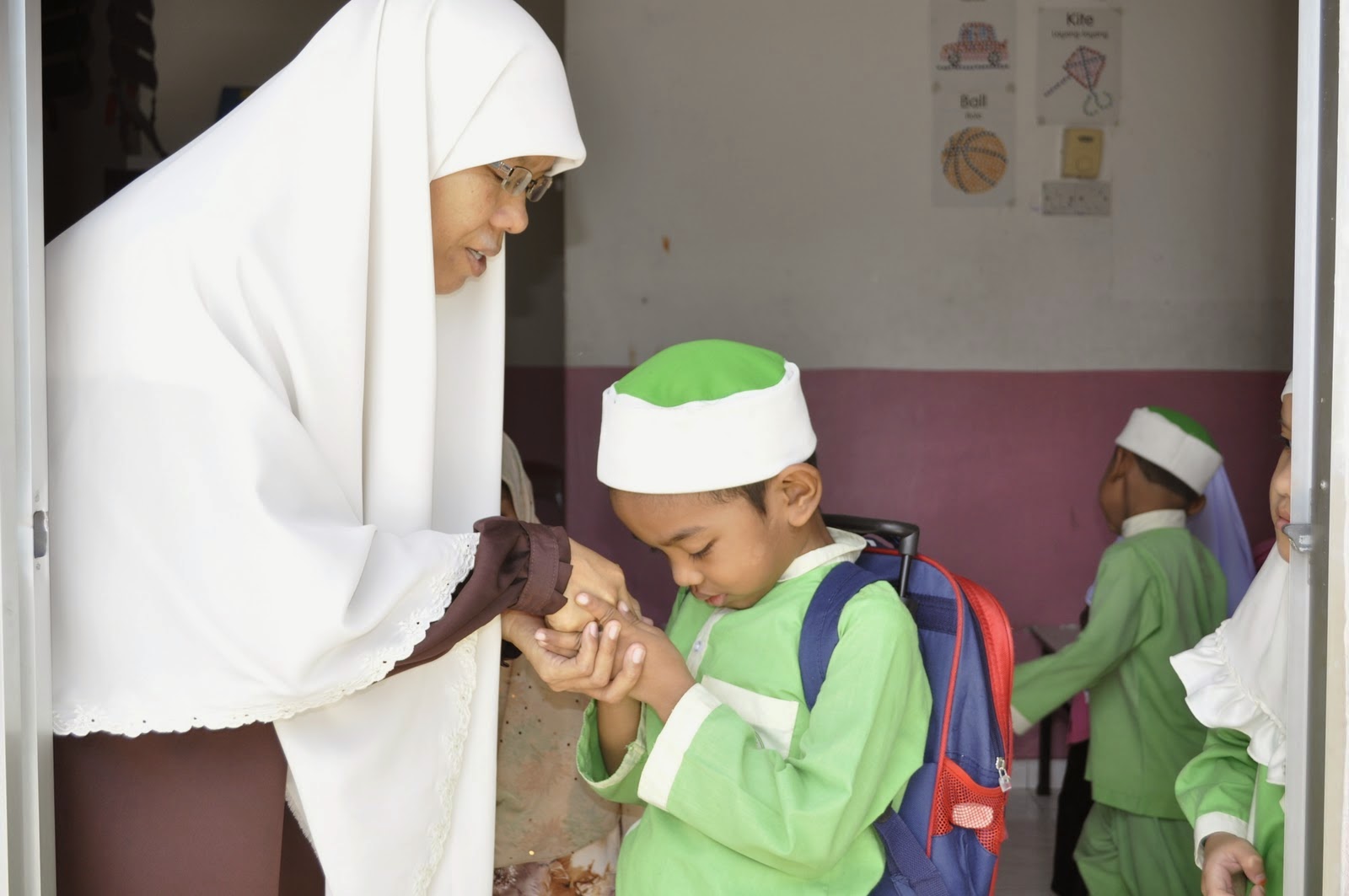 Gambar Kartun Anak Bersalaman  Dengan Orang  Tua  Top Gambar