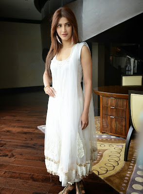 Shruti Haasan, Candid Photoshoot, bollywood actress, Indian Actress, Shruti Haasan Showcasing Her Stunning Figure In White Dress