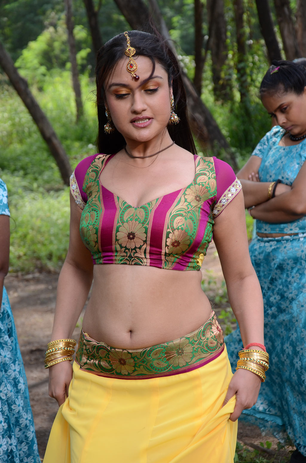 Sonia Agarwal Hot Navel And Cleavage Show Sexy 