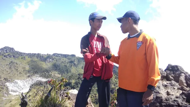 Saya bersama rico di puncak gunung sumbing