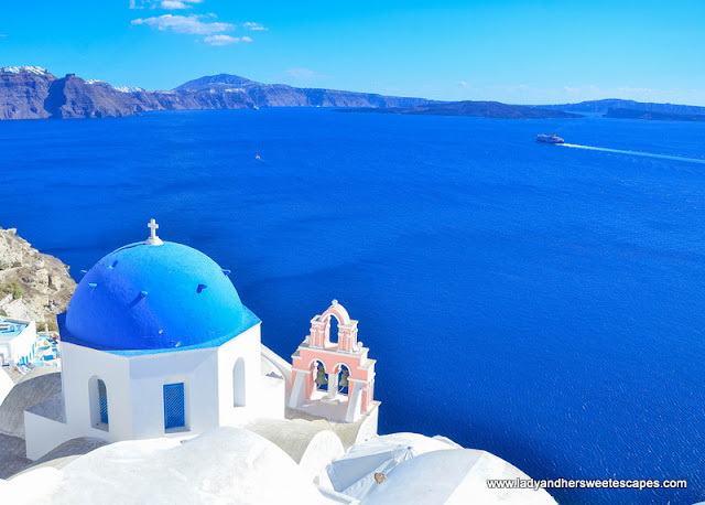 The famous spots often featured in postcards, books and shows are located in Oia.