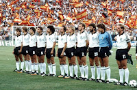 SELECCIÓN DE REPÚBLICA FEDERAL DE ALEMANIA. Temporada 1981-82.  Pierre Littbarski, Karl-Heinz Forster, Klaus Fischer, Wolfgang Dremmler, Paul Breitner, Uli Stielike, Bernd Forster, Hans-Peter Briegel, Manny Kaltz, Harald Schumacher y Karl-Heinz Rummenigge. SELECCIÓN DE ESPAÑA 1 SELECCIÓN DE ALEMANIA FEDERAL 2. Viernes, 02/07/1982. XII Copa del Mundo España 1982, 2ª fase, Grupo B, 2º partido. Madrid, España, estadio Santiago Bernabeu: 100.000 espectadores. Árbitro: Paolo Casarín, Italia; linieres: Wöhrer, Austria; Palotai, Hungría.