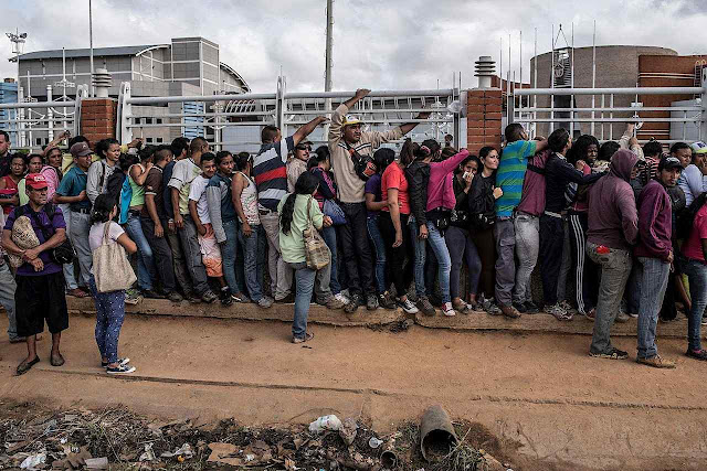 Filas para comprar farinha de milho na cidade petrolífera de El Tigre.