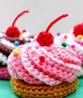 http://translate.google.es/translate?hl=es&sl=auto&tl=es&u=http%3A%2F%2Fblog.twinkiechan.com%2F2014%2F08%2F11%2Fvideo-tutorial-free-pattern-swirly-cupcake-hair-clips%2F