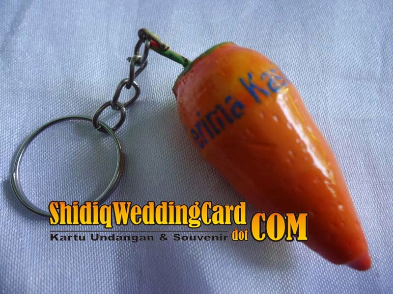 http://www.shidiqweddingcard.com/2014/02/souvenir-gantungan-kunci-buah.html