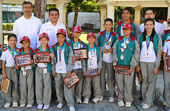 El Alcalde de Cozumel Fredy Marrufo entrega reconocimiento a deportistas destacados