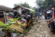 Mobil Truk Muatan Pasir Terbalik Timpa Rumah Warga