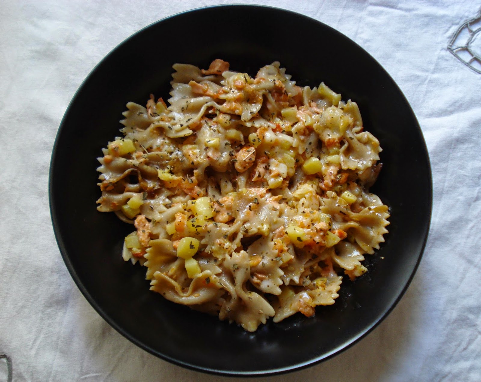 ACEITE Y SAL: FARFALLE CON CALABACÍN, TOMATE Y SALMÓN FRESCO