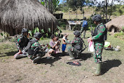 Keliling Kampung! Satgas Yonif Raider 321/GT Berbagi Pakaian, Pererat Silahturami Dengan Masyarakat Papua Pegunungan