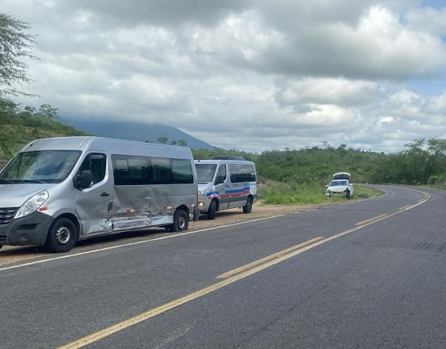 Carro que presta serviço ao Consórcio da Policlínica de Itaberaba se perde em curva e bate na van que transportava pacientes de Macajuba para o Hospital Regional 