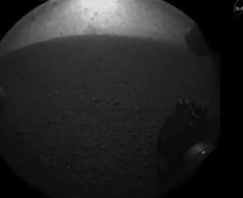 primera foto del curiosity de la superficie de marte agosto 2012