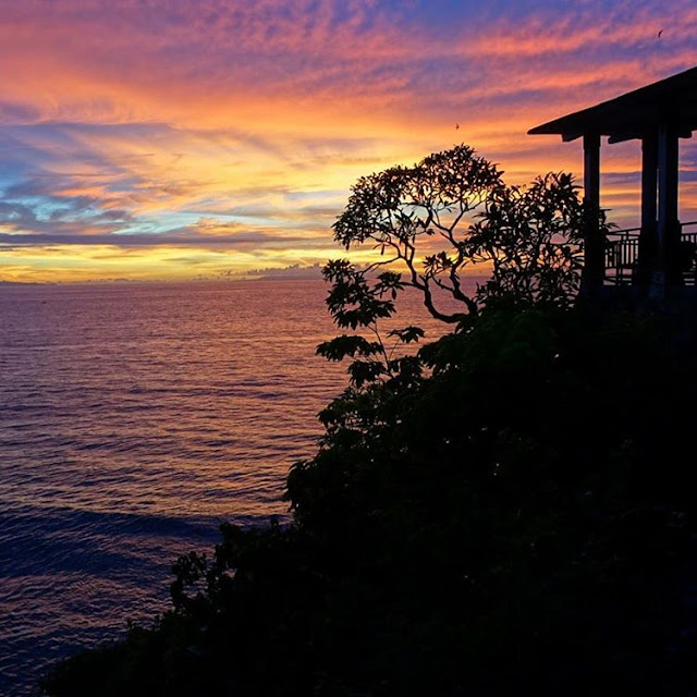 Foto sunset di Batu Layar Lombok, sumber ig @adriana_rahardjo