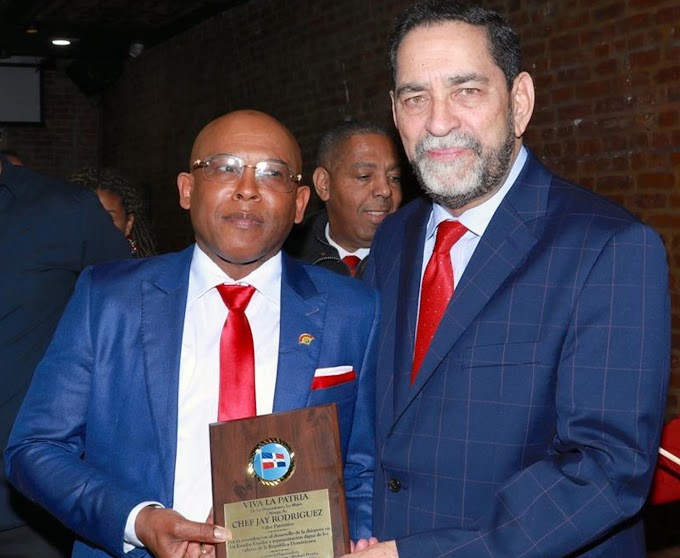 Cónsul entrega reconocimiento  “Héroe de la Patria” al laureado chef dominicano Jay Rodríguez
