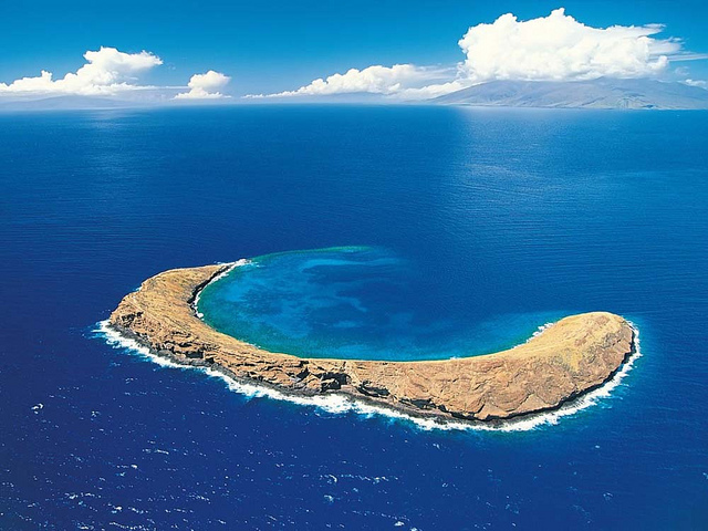 Kawah Unik Berbentuk Bulan Sabit Di Hawai [ www.BlogApaAja.com ]