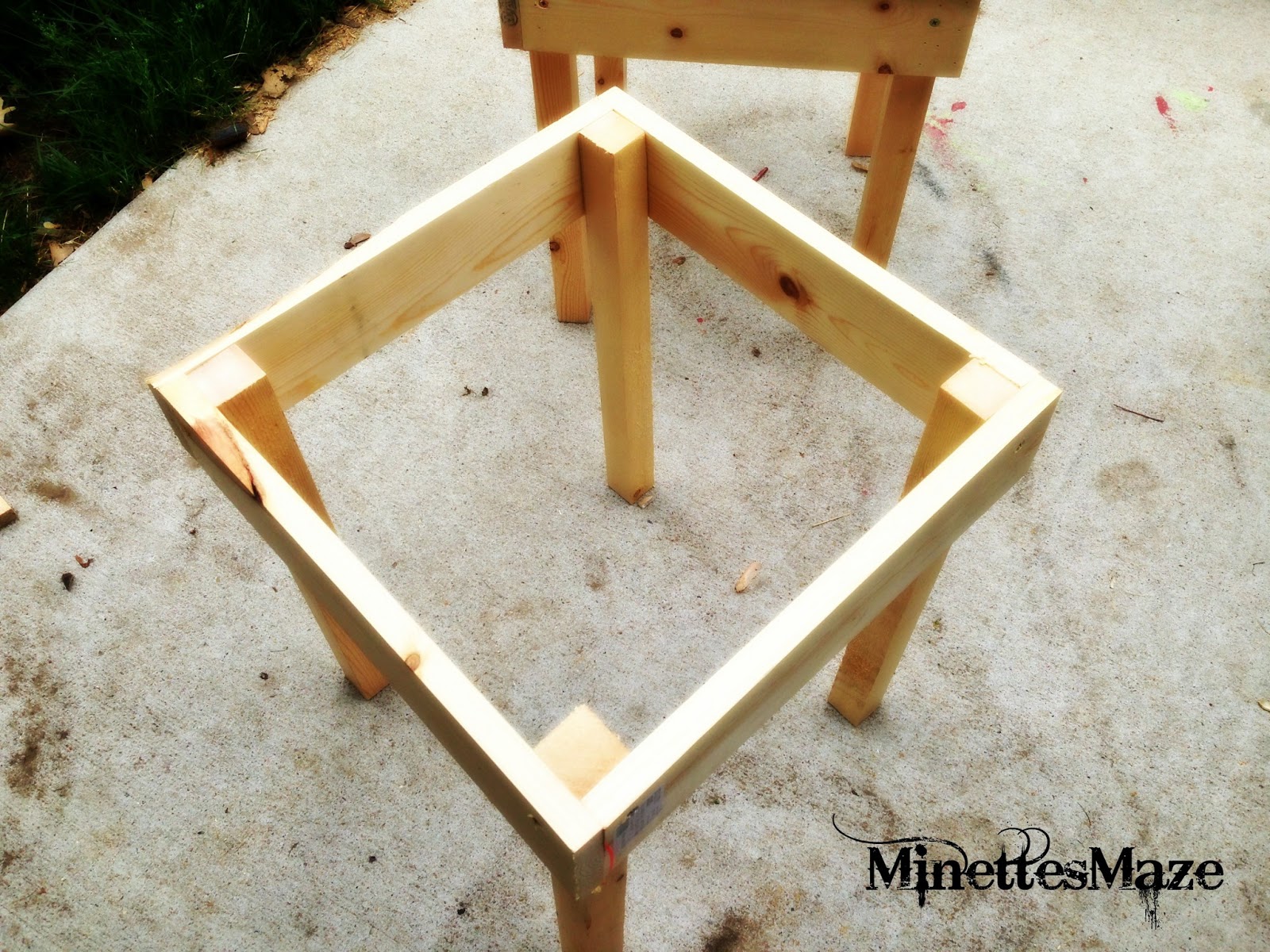 MinettesMaze: DIY Patio Table!