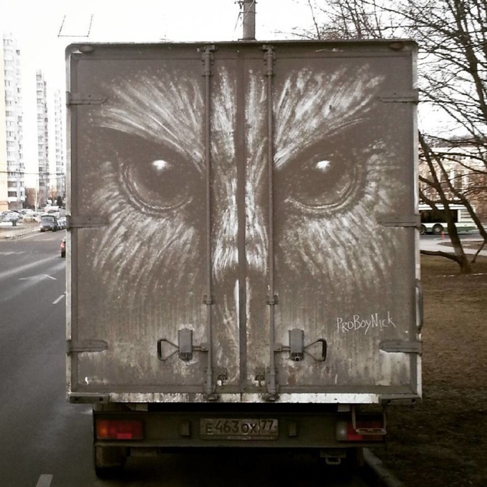 Artist turns dirty cars and trucks into amazing works of art in Moscow