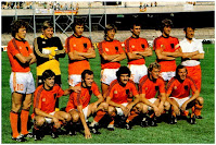 SELECCIÓN DE HOLANDA - Temporada 1979-80 - Haan, Schrijvers, Hovenkamp, Wijnstekers, Huub Stevens, Ruud Krol y Jan Zwartkruis (entrenador); Johnny Rep, Willy Van de Kerkhof, Van de Korput, Kist y René Van de Kerkhof - REPÚBLICA FEDERAL DE ALEMANIA 3 (Klaus Allofs 3) HOLANDA 2 (Rep y Willy Van de Kerkhof) - 14/06/1980 - Eurocopa de Naciones de Italia 1980, fase de grupos - Nápoles, Italia, Estadio San Paolo