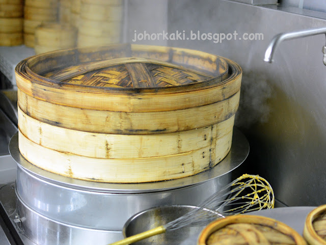 Peninsula-Hong-Kong-Egg-Custard-Mooncakes-East-Bistro-Singapore