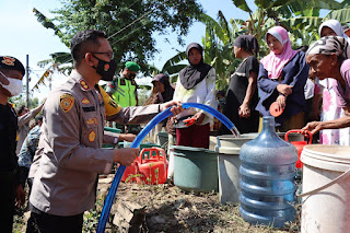  Polres Bondowoso Distribusikan Puluhan Ribu Liter Air Besih untuk Warga Terdampak Kekeringan di 6 Titik
