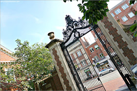 Una de las Puertas del Campus Principal de la Universidad de Harvard