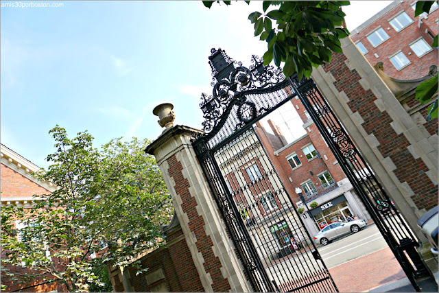 Una de las Puertas del Campus Principal de la Universidad de Harvard