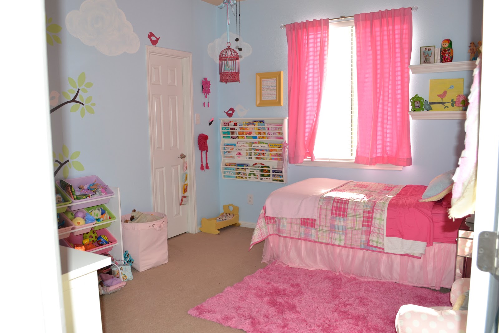 yOuR liTtLe BiRdiE: Pink and Blue Girls Room