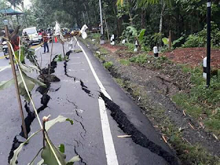 Jalanan retak akibat gempa lebak banten