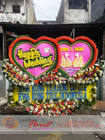 bunga papan bentuk hati, bunga papan pernikahan, bunga ucapan selamat, toko karangan bunga, toko bunga jakarta, toko bunga, florist jakarta, karangan bunga happy wedding, bunga papan grand opening