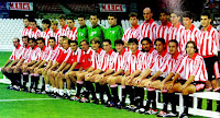 ATHLETIC CLUB DE BILBAO - Bilbao, España - Temporada 2000-01 - Nagore, Orbaiz, Expósito, Merino, Yeste, Óscar Vales, Lafuente, Imanol Etxeberría, Aranzubia, Carlos García, Roberto Ríos, Urzaiz, Karanka, Del Horno, Tiko; Joseba Etxeberría, Javi González, Ezquerro, Urrutia, Iríbar (2º ent.), Delgado (prep. fís.), Valverde (ayud.), Chechu Rojo (entren.), Julen Guerrero, Larrazábal,, Lasa, Imaz, Alkorta, Larrainzar, Lacruz y Alkiza - Plantilla del ATHLETIC CLUB DE BILBAO,  que se clasificó 12º en la Liga 2000-01, con Chechu Rojo de entrenador