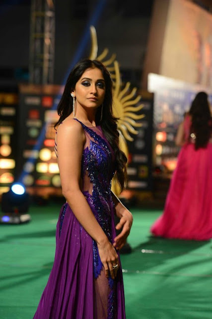 Regina Cassandra hot images gallery showing her back and cleavage