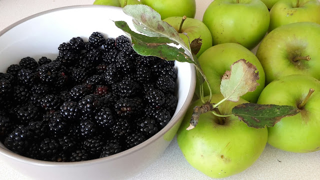 Project 365 2015 day 270 - Apples and blackberries // 76sunflowers