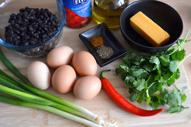 GEBACKENE EIER AUF MEXIKANISCH MIT SCHWARZEN BOHNEN, TOMATEN, CHILLI UND KORIANDER