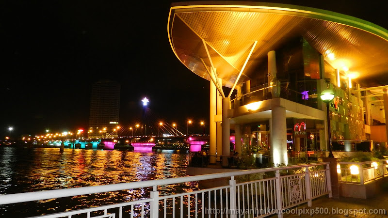 Memory Cafe nằm cạnh cầu quay sông Hàn