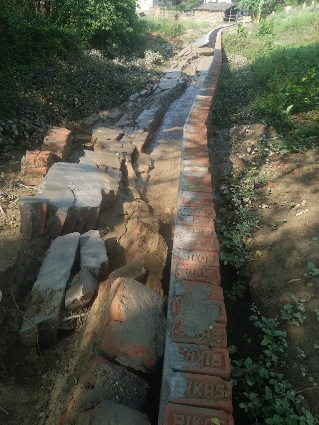 लाखों की लागत से बन रहा नाला पल भर में हुआ ध्वस्त,सरकारी योजनाओं पर उठ रहा सवाल