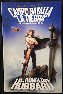 Portada del libro Campo de batalla: la Tierra, de L. Ron Hubbard