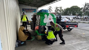  Salut Polisi Bantu Dorong Bajaj Pemudik Asal Jakarta Tujuan Banyuwangi yang Mogok di Mojokerto