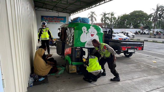  Salut Polisi Bantu Dorong Bajaj Pemudik Asal Jakarta Tujuan Banyuwangi yang Mogok di Mojokerto