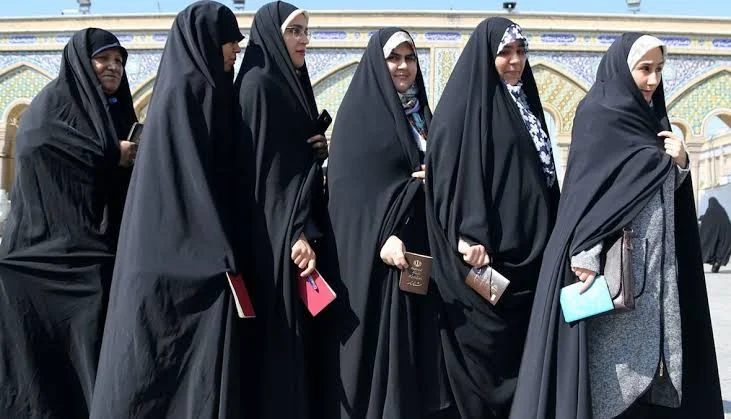 إيران: السجن 10 سنوات لمرتدي الملابس"الفاضحة" من النساء والرجال