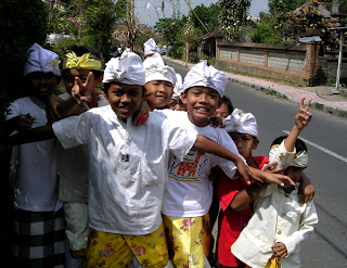 Anak-anak Ubud mengenakan udeng, kemeja putih dan kain.