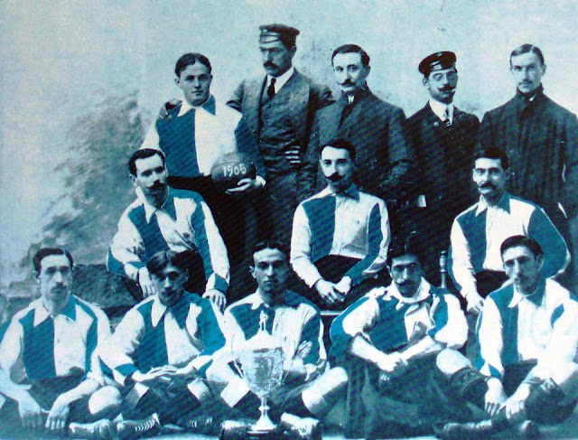 📸ATHLETIC CLUB 📆18 abril 1905 ⬆️Gildo, Arana, Eduardo de Acha, Ramón Aras, Amann. ➡️Manuel Ansoleaga, Murga, Rivero. ⬇️Larrea, Zuazo, Manzarraga, Urigüen y Maguregui. 🖊️Una formación del Athletic Club presumiblemente de 1905 por la leyenda que figura en el balón. MADRID F. C. 1 🆚 ATHLETIC CLUB 1 Martes 18/04/1905. III Copa del Rey – Campeonato de España, 2º partido y final. Madrid, Campo del Retiro o del Tiro de Pichón. GOLES: ⚽1-0: 70’, Manuel Prast.