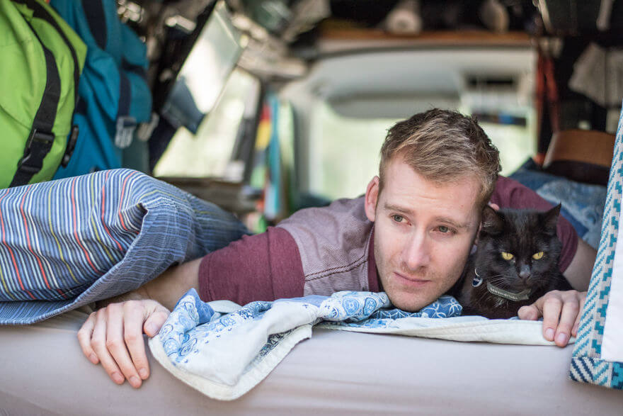 A Guy Quit His Job And Sold Everything 3 Years Ago To Travel With His Cat Willow In A Campervan