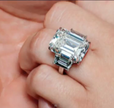 I got you guys a closer look at Kim Kardashian's engagement ring