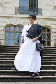 Biała sukienka maxi na rockowo  White maxi dress in rock style