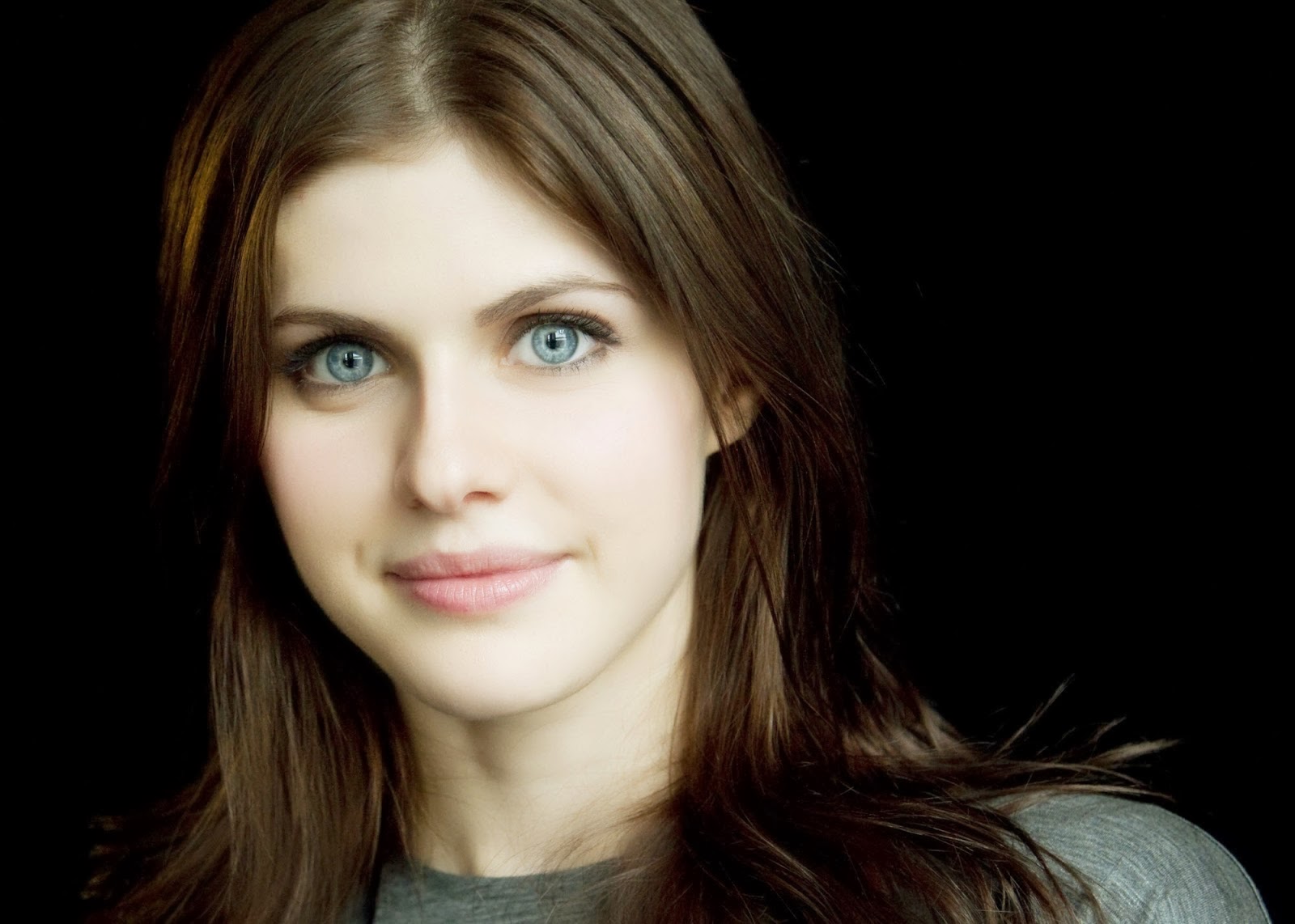 Alexandra Daddario HD Images and Wallpapers - Hollywood Actress