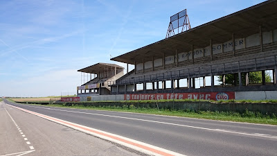 Tribunes du circuit de Gueux et route en ligne droite